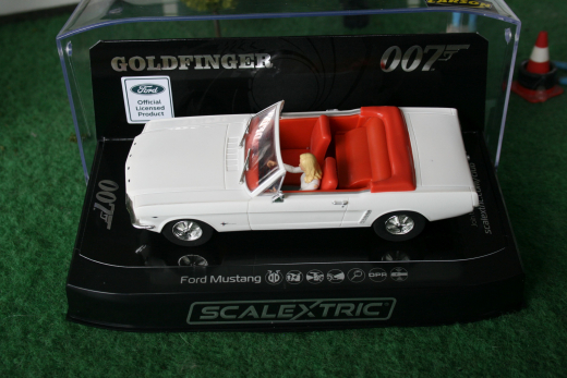 1:32 Scalextric Ford Mustang James Bond Goldfinger Girl Artnr. C4404